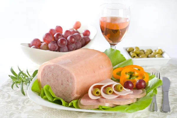 Mittagessen Fleisch, Salat, Oliven und Trauben — Stockfoto