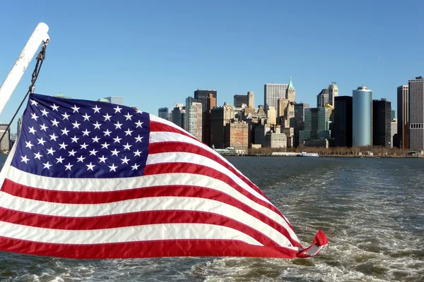 백그라운드에서 맨하탄으로 미국 국기 — 스톡 사진