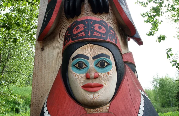 Słup totemu twarz w alaska native dziedzictwa centrum — Zdjęcie stockowe