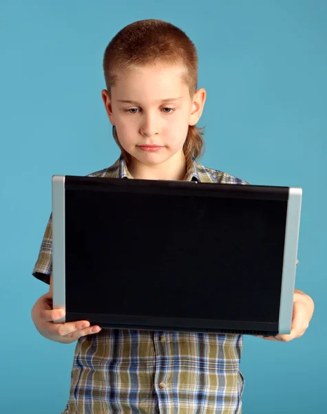 Мальчик с ноутбуком — 图库照片
