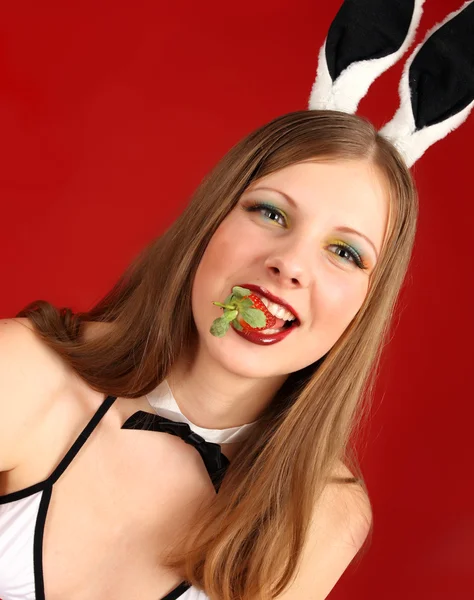 Playboy Mädchen Und Erdbeere — Stockfoto