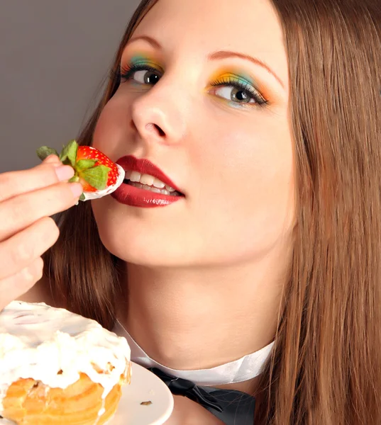 Den Vackra Flickan Och Tårta Med Jordgubbe — Stockfoto