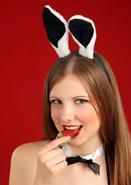 Playboy κορίτσι. το όμορφο κορίτσι με μια φράουλα — Φωτογραφία Αρχείου