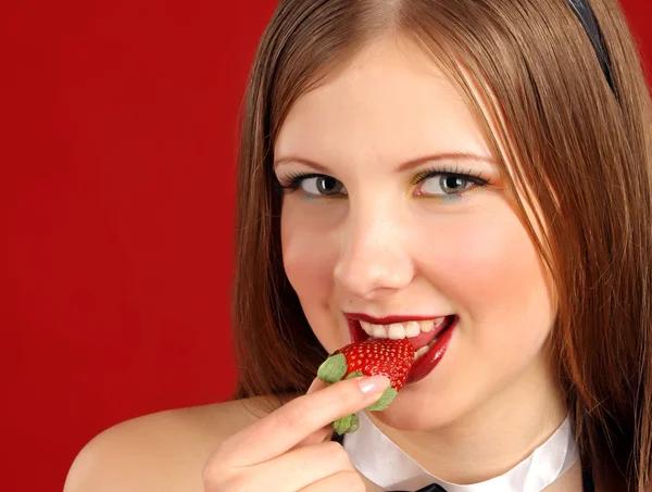 Den vackra flickan och en jordgubbe — Stockfoto