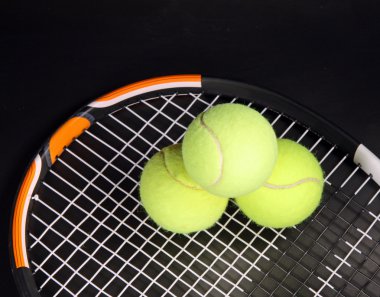 Tenis raket ve topları siyah