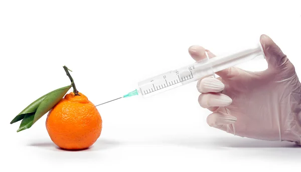 橘转基因生物。橘和注射器 — 图库照片