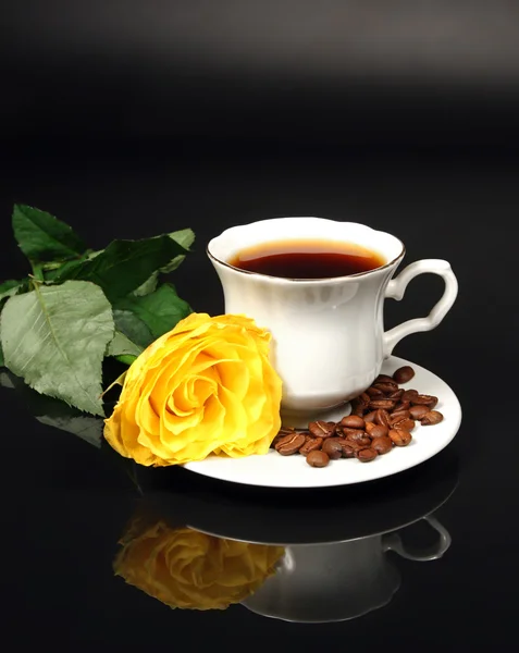 咖啡和黄玫瑰 — 图库照片
