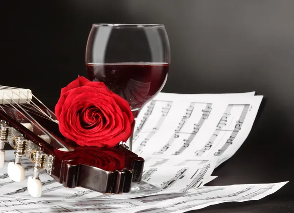 Ноты, вино, гитара и роза — стоковое фото