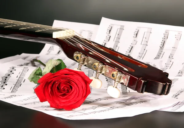 Нотелки, гитара и роза — стоковое фото