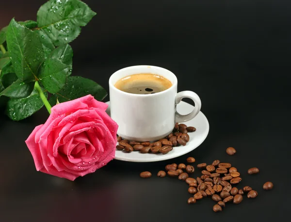 Koffie en roze rose — Stockfoto