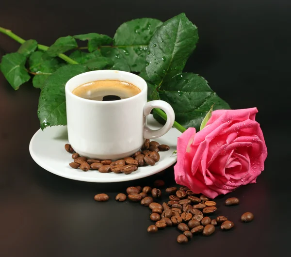 Koffie en roze rose — Stockfoto