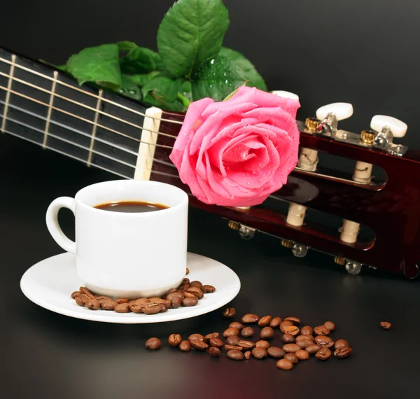 Koffie, roze rose en gitaar — Stockfoto