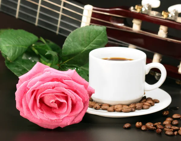 粉红玫瑰和吉他 — 图库照片