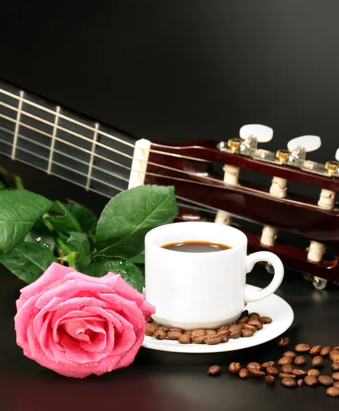 Coffe Rosa Ros Och Gitarr — Stockfoto