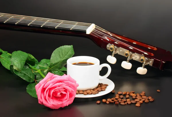Koffie, roze rose en gitaar — Stockfoto