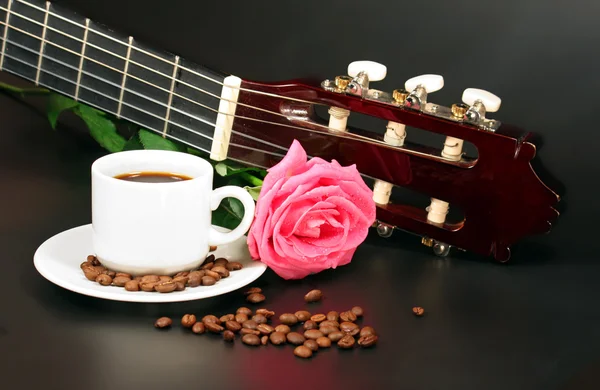 Kaffe Och Rosa Ros — Stockfoto