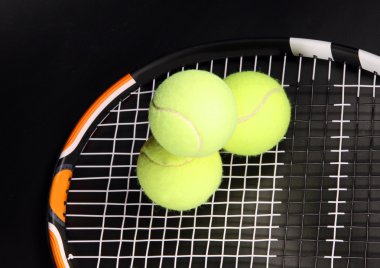 Tenis raket ve topları siyah