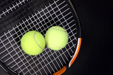 Tenis raket ve topları siyah