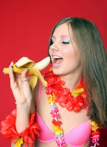 알로하 비키니 여자 바나나와 — 스톡 사진