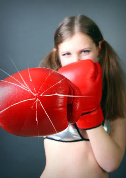 妇女拳击冲红手套 — 图库照片