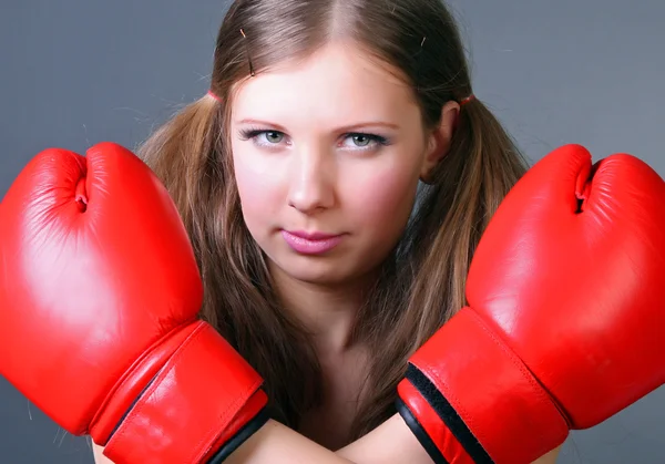 Mulheres boxe perfurando luvas vermelhas — Fotografia de Stock