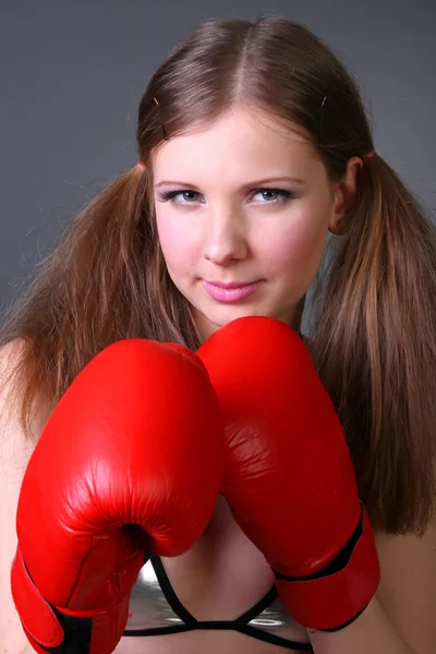 Vrouwen boxing bokszak rode handschoenen — Stockfoto