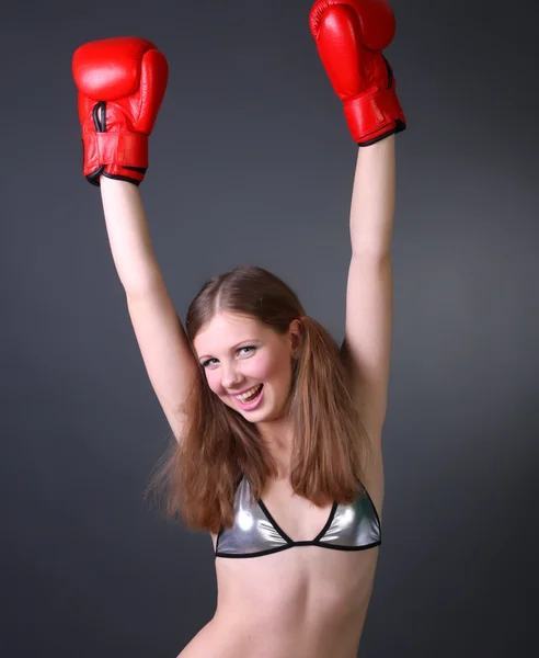 Mulheres boxe perfurando luvas vermelhas — Fotografia de Stock