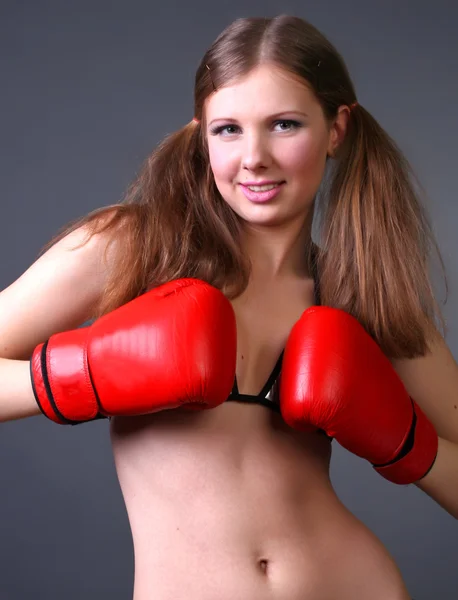 Mujeres boxeo puñetazos guantes rojos — Foto de Stock