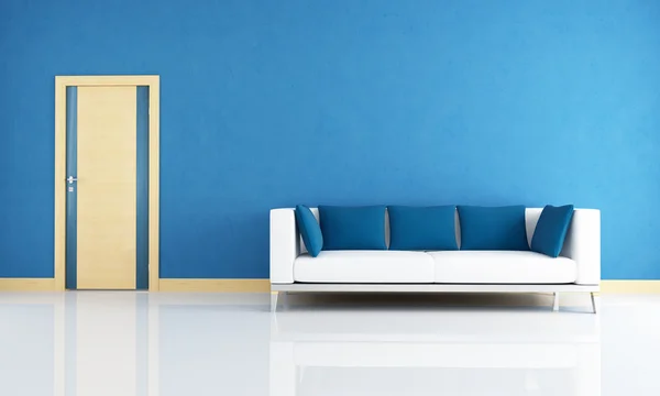 Interior azul com porta de madeira — Fotografia de Stock