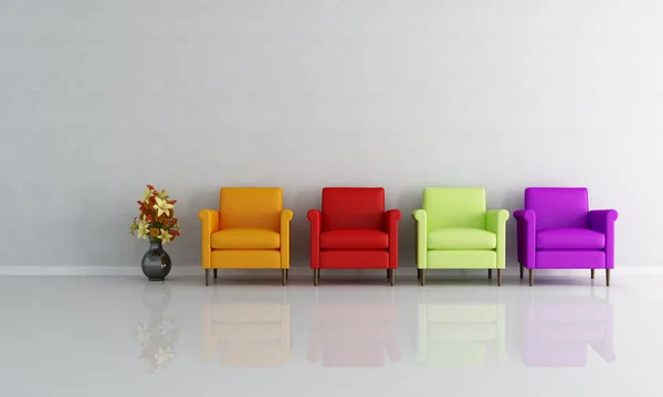 在空的客厅里 四色的扶手椅呈现 — 图库照片