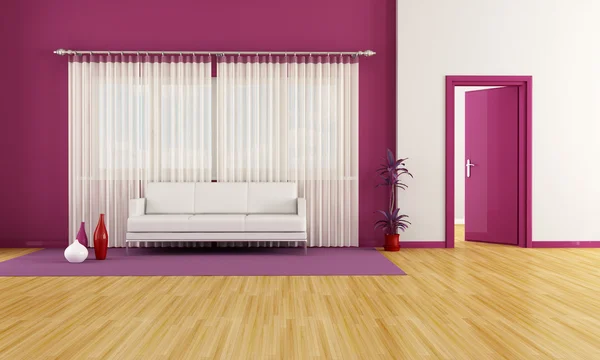 现代客厅里的白色沙发和紫色墙 — 图库照片