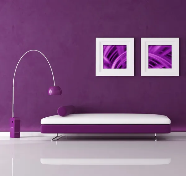 紫色的最小内部与天鹅绒沙发和灯 墙上的图像是我抽象的作文 — 图库照片
