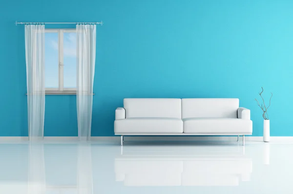 Άσπρος καναπές σε ένα μπλε δωμάτιο — Φωτογραφία Αρχείου