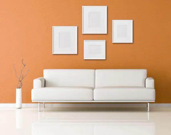 Белый диван в оранжевой гостиной — стоковое фото
