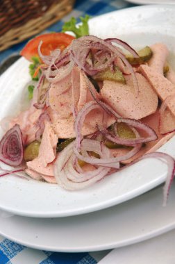 Bayrischer Wurstsalat mit Zwiebelringen und Tomate clipart