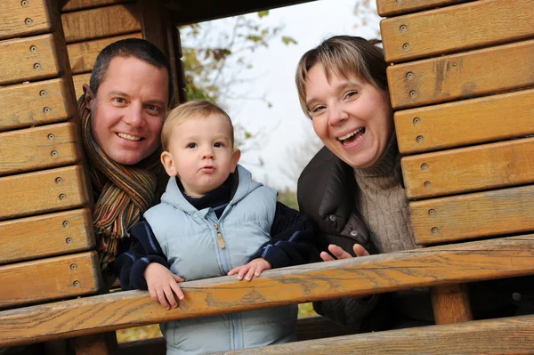 Glücklich lachende Familie mit Sohn — Stockfoto