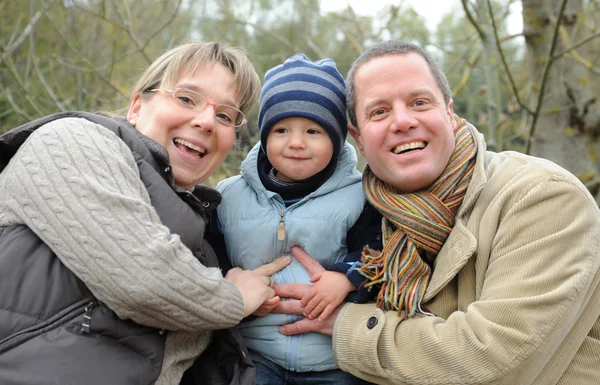 Семейное фото - счастливые смеющиеся родители и сын — стоковое фото