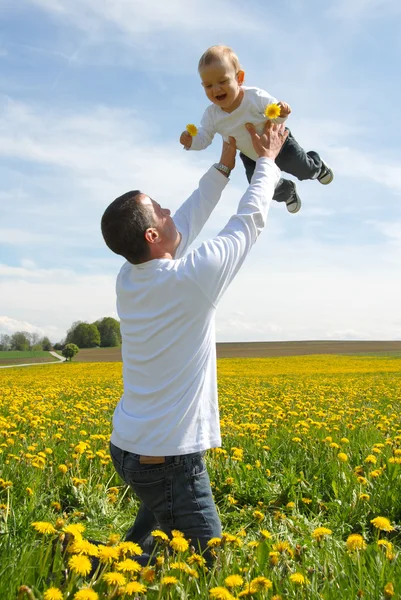 Family Fun - Father and Son in dandelion field — Stock Photo, Image
