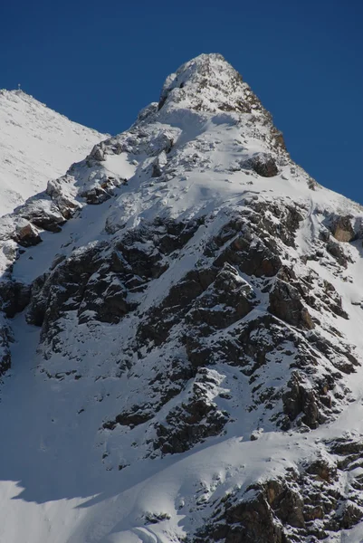 Sneeuw overdekte bergtoppen — Stockfoto