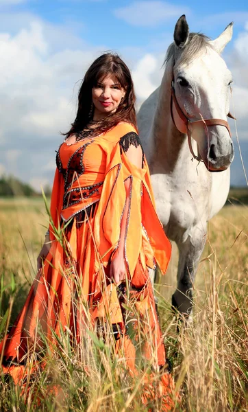 Cikánská dívka s šedý kůň Stock Snímky