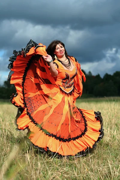 Dança da menina cigana em um campo Fotografias De Stock Royalty-Free