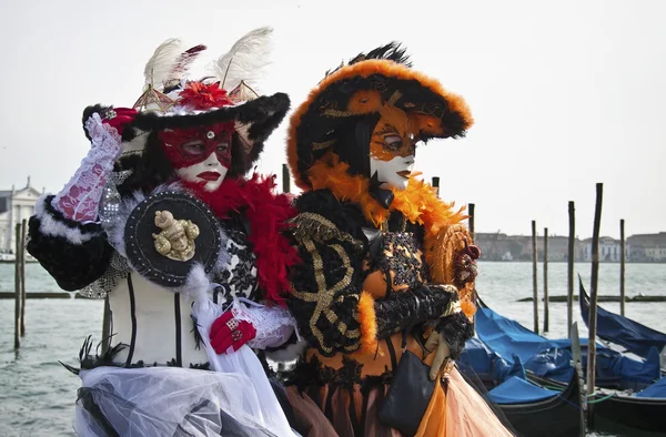 ヴェネツィアのカーニバル 2011年での 2 つの衣装を着た女性 — ストック写真
