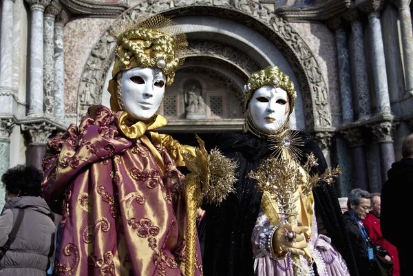 Scenkostymer par på karnevalen i Venedig 2011 Stockbild