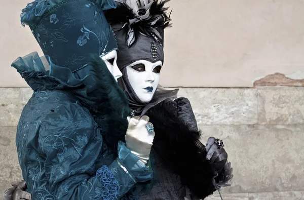 Dois personagens de carnaval em trajes em Veneza, Itália Imagens Royalty-Free