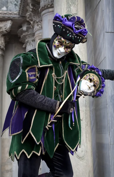 Человек в костюме шутника на Венецианском карнавале 2011 — стоковое фото