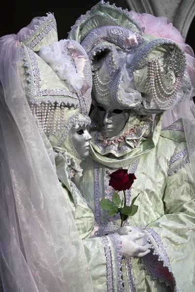 En romantisk par på Venedig carnival 2011 i raffinerad kostym Royaltyfria Stockbilder