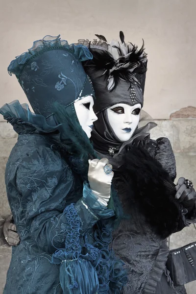 ヴェネツィアのカーニバル 2011年での 2 つの衣装を着た女性 ストック写真