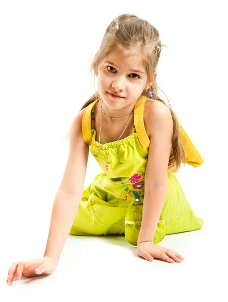 Маленькая девочка сидит на полу — стоковое фото