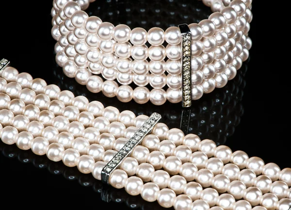 Un brazalete de perlas y un collar (primer plano) ) —  Fotos de Stock