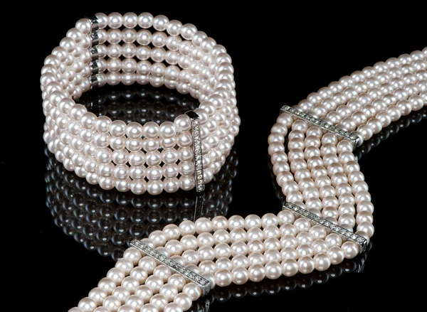 Ein Perlenarmband und eine Halskette — Stockfoto